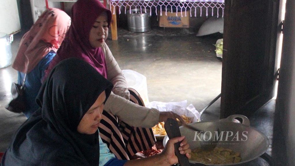 Anggota Kelompok Pekerja Migran Indonesia (PMI) Purna Sumber Rezeki di Kabupaten Kubu Raya, Kalimantan Barat, sedang membuat olahan jagung (22/1/2019).