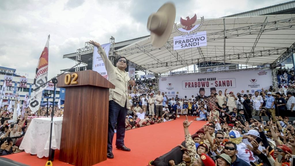Calon presiden nomor urut 02, Prabowo Subianto, melemparkan topi kepada pendukungnya saat menghadiri kampanye akbar di Stadion Sidolig, Bandung, Jawa Barat, Kamis (28/3/2019). 