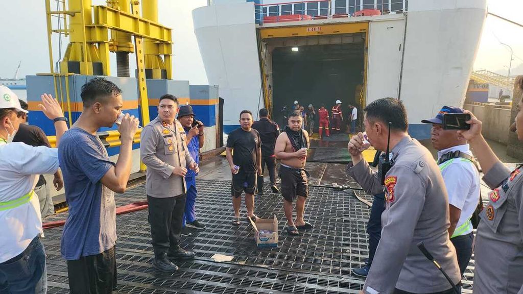 Petugas gabungan melakukan evakuasi KMP Tranship 1 yang terbakar di alur penyeberangan Pelabuhan Bakauheni, Lampung Selatan, Jumat (20/10/2023). Berdasarkan hasil penyelidikan sementara, api diduga berasal dari baterai sepeda motor listrik yang ada di dalam sebuah truk ekspedisi di kapal tersebut.
