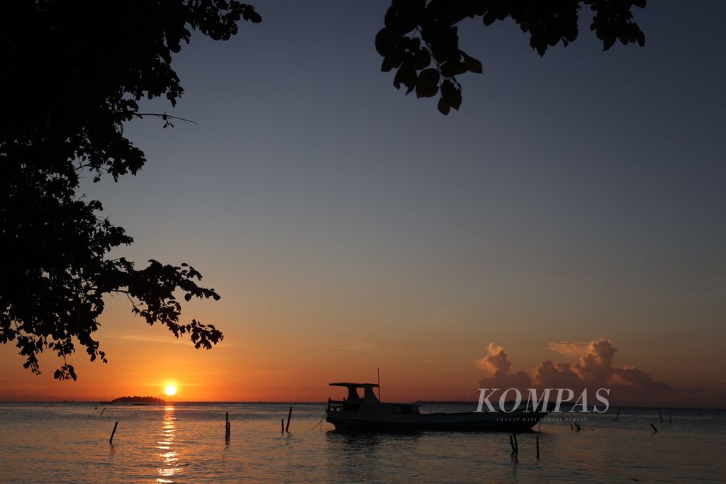 Wisatawan menikmati suasana senja di Pantai Alang-alang, Kecamatan Karimunjawa, Jepara, Jawa Tengah, Selasa (16/4/2024).