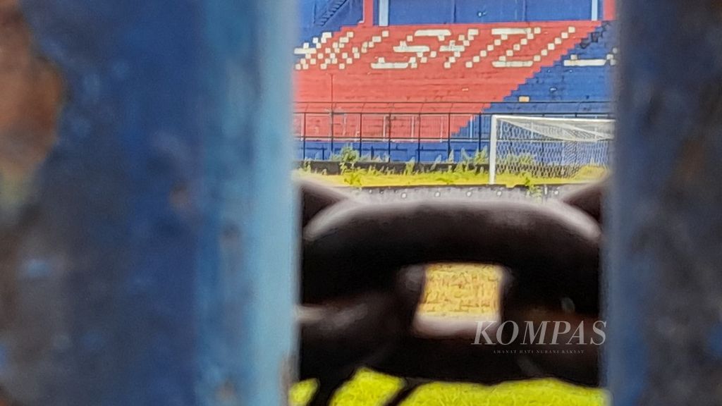 Rantai besi masih membelenggu pintu Stadion Kanjuruhan di Kabupaten Malang, Jawa Timur, yang kian hari tampak makin terbengkalai, Minggu (2/4/2023). Di tempat ini, setengah tahun lalu, ratusan penonton kehilangan nyawa dan lainnya luka seusai laga Arema FC melawan Persebaya.