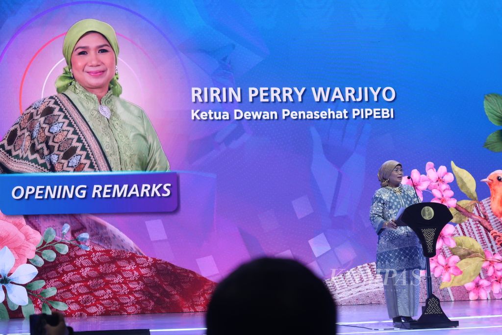 Bank Indonesia menggelar Pameran Karya Kreatif 2024. Tampak Ketua Dewan Penasihat Persatuan Istri Pegawai Bank Indonesia (Pipebi) Ririn Perry Warjiyo berbicara dalam sesi acara bertajuk ”Pagelaran Sustainable Fashion: Asa Wastra Membumi” di Jakarta, Jumat (2/8/2024).