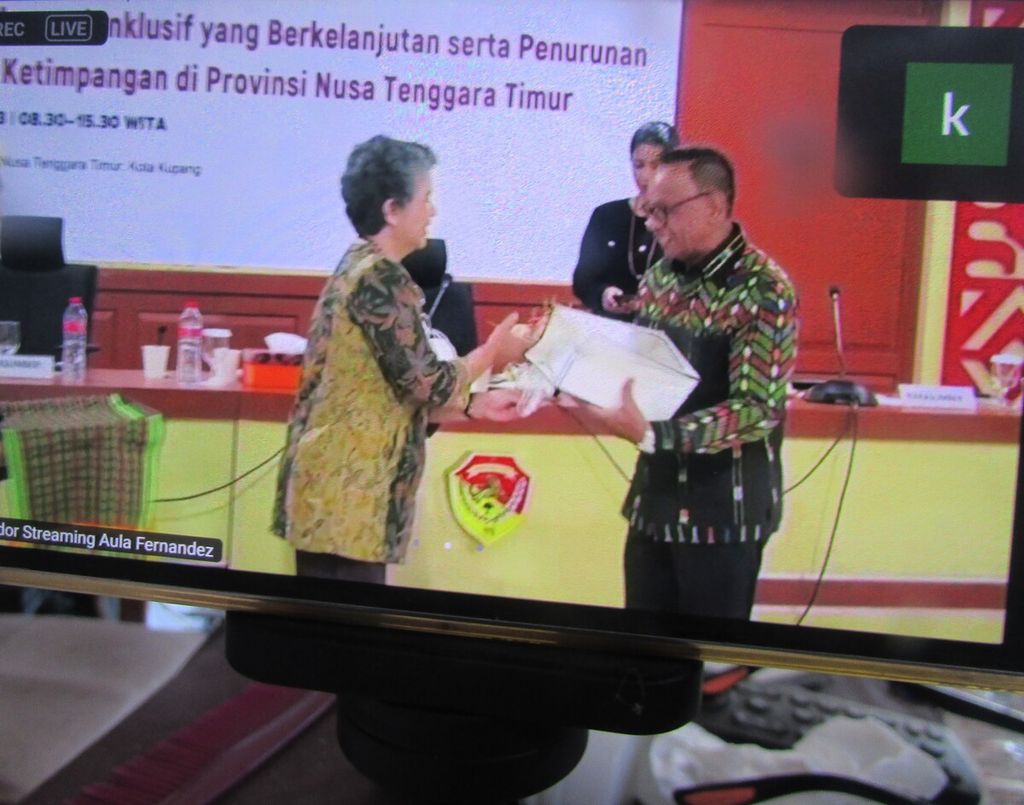 Direktris The Smeru Institut Research menyerahkan cendera mata kepada dosen Unkris Kupang, Frits Fanggidae, di sela diskusi Pembangunan Ekonomi Inklusif untuk Peningkatan Kesejahteraan NTT di Kupang, Rabu (27/9/2023).