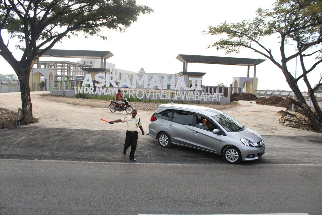 Seorang petugas memandu kendaraan keluar lokasi Asrama Haji Indramayu, Jawa Barat, Sabtu (6/5/2023). Fasilitas ini dipersiapkan untuk menyambut musim Haji 1444 Hijriah dari keberangkatan Bandara Kertajati.