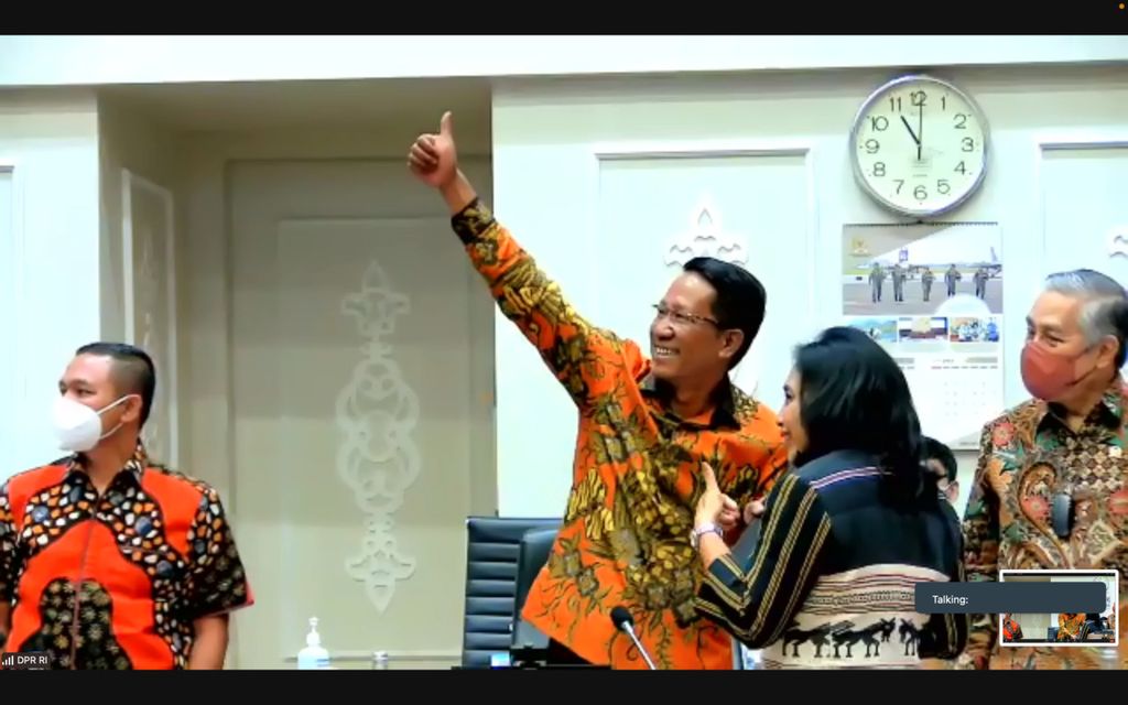 Menteri Pemberdayaan Perempuan dan Perlindungan Anak I Gusti Ayu Bintang Darmawati berfoto bersama Ketua Baleg Supratman Andi Agtas yang mengangkat tangannya pada rapat terkait pembahasan RUU TPKS, 24 April 2022.