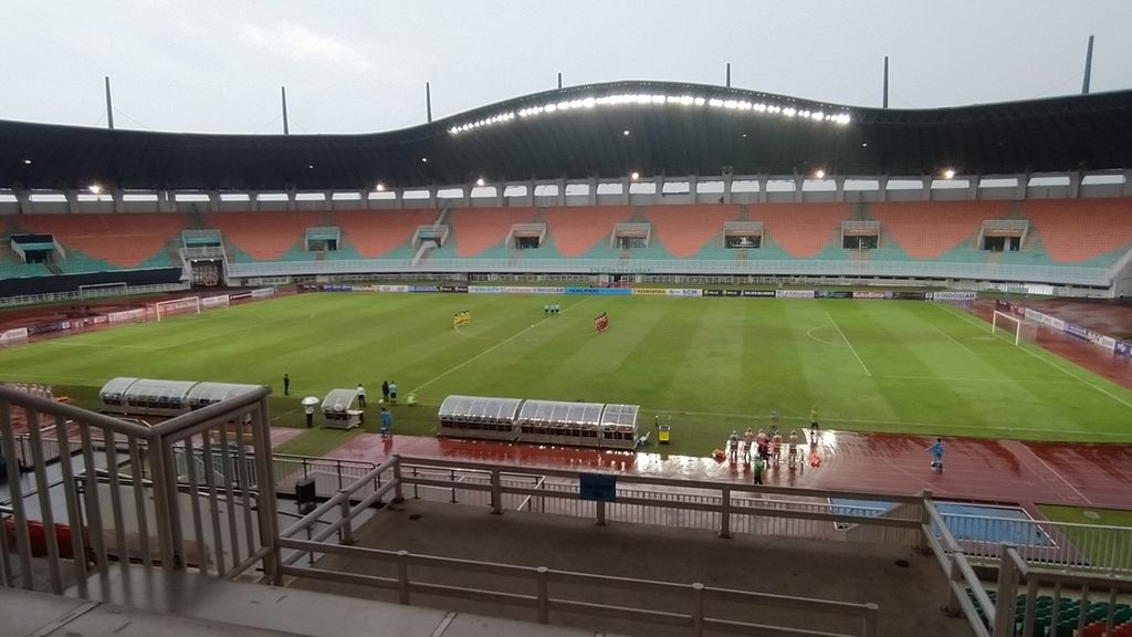 Sebelum pertandingan Malaysia melawan Uni Emirat Arab, Jumat (7/10/2022), di Stadion Pakansari, Kabupaten Bogor, Jawa Barat, seisi stadion mengeheningkan cipta untuk para korban tragedi di Stadion Kanjuruhan.