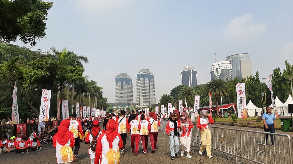 Para peserta yang mengikuti peringatan ke-77  Hari Bhayangkara Fun Walk di Lapangan Monumen Nasional (Monas), Jakarta, Minggu (25/6/2023). 