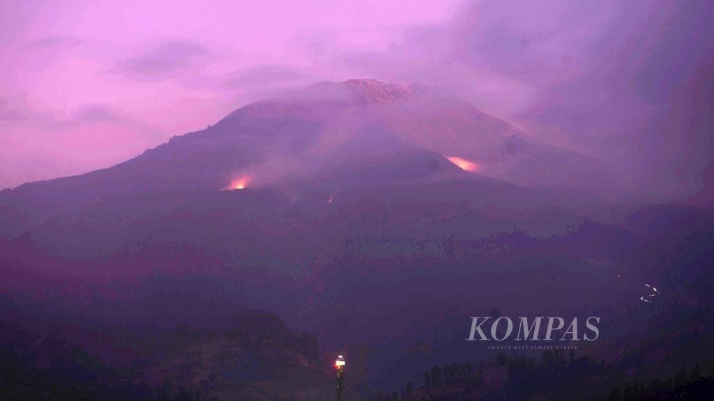 Sejumlah titik kebakaran di Gunung Sumbing terlihat dari Desa Kledung, Kecamatan Kledung, Kabupaten Temanggung, Jawa Tengah, Rabu (12/9/2018) sore. 