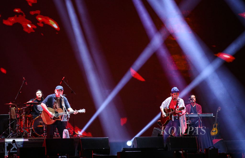 Penampilan Iwan Fals dan Sawung Jabo dalam Synchronize Festival 2023 di Gambir Expo Kemayoran, Jakarta, Jumat (1/9/2023). Pada kesempatan tersebut mereka membawakan lagu-lagu yang penuh kritik sosial, seperti Bongkar, Badut, Bento, dan Kesaksian. 