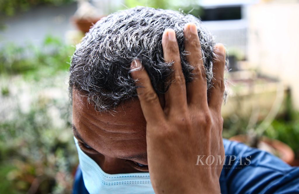Foto ilustrasi seorang warga yang dipenuhi uban di Kota Tangerang, Banten, Selasa (5/1/2021). 