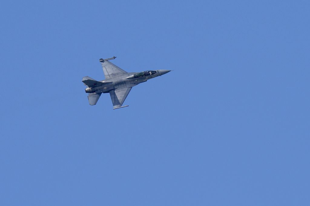 Pesawat tempur F-16 milik Angkatan Udara Portugal terbang di atas wilayah Nazare pada 25 Februari 2022.