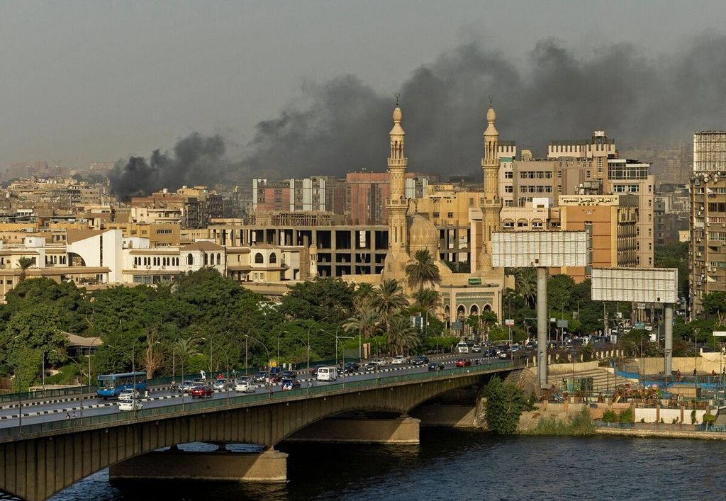 Asap tebal mewarnai pemandangan Kota Kairo, Mesir, 25 September 2022. Isu-isu perubahan iklim dan lingkungan menjadi salah satu isu yang terbuka untuk area ijtihad para ulama dan ilmuwan di bidangnya. 