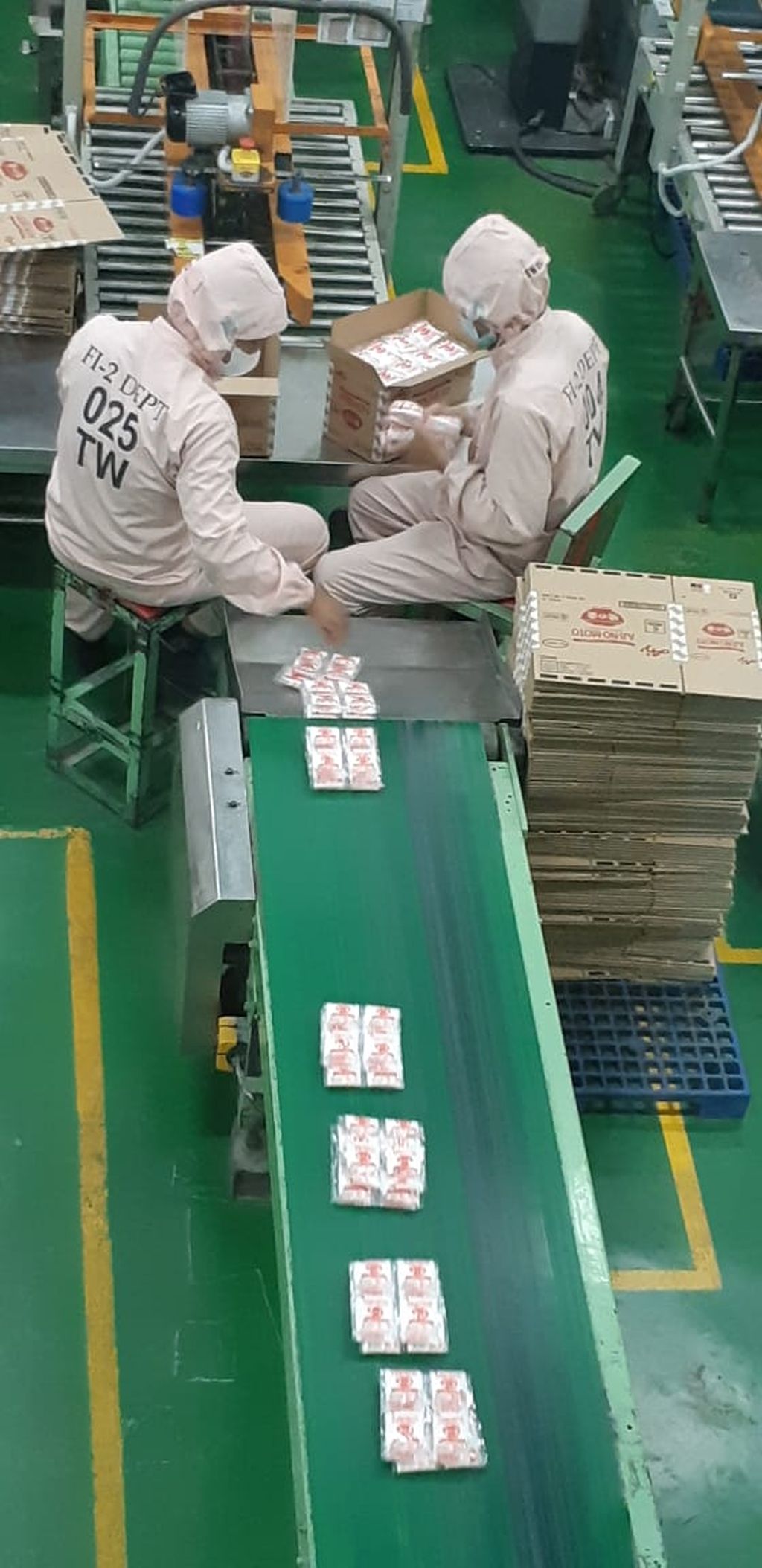 Sejumlah karyawan PT Ajinomoto bekerja memproduksi monosodium glutamat (MSG) di pabrik Mojokerto, Jawa Timur, Rabu (1/11/2023).
