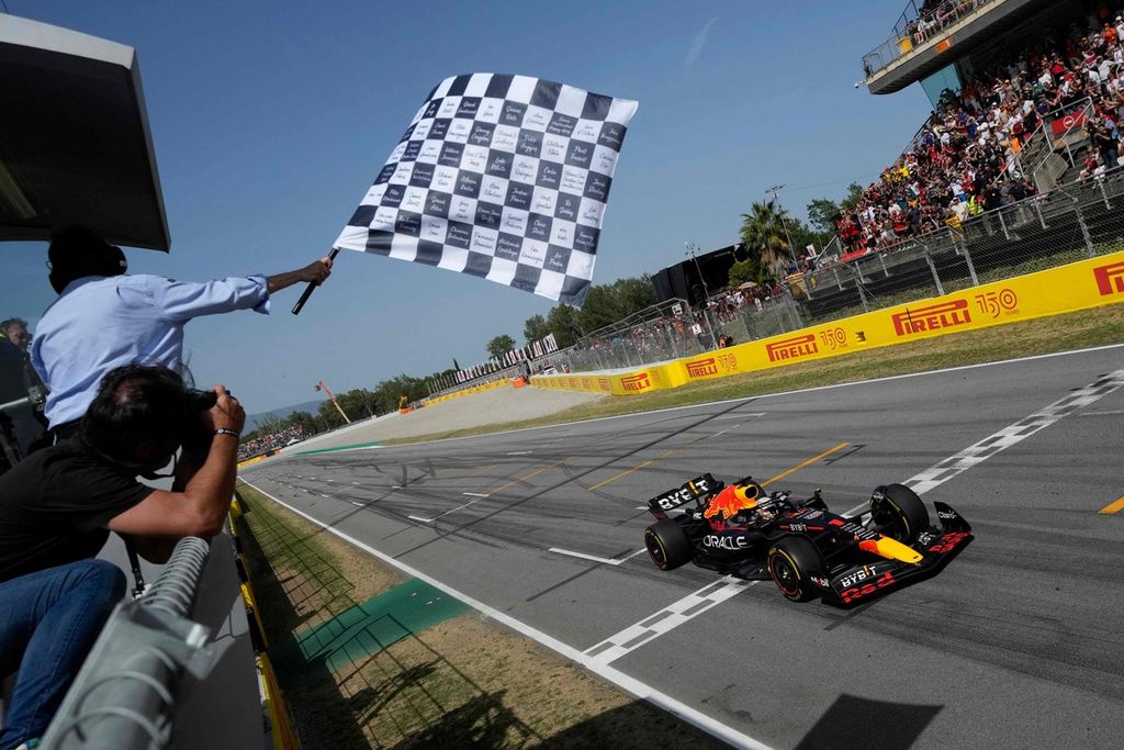 Pebalap Red Bull, Max Verstappen, melintasi garis finis di posisi terdepan pada Grand Prix Formula 1 Spanyol di Circuit de Catalunya, Montmello, luar kota Barcelona, Minggu (22/5/2022). 