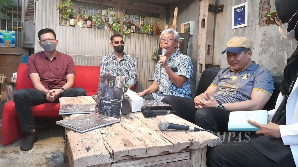 Suasana bedah buku <i>Absolute Coffee</i> di Roewang Tamoe Caffee, Malang, Rabu (6/4/2022) petang. Tampak pengarang buku, Prawoto Indarto (berbicara), dan Wakil Bupati Malang Didik Gatot Subroto (bertopi) hadir pada kegiatan itu.