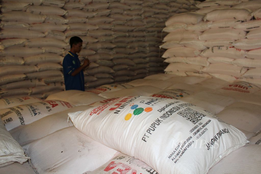 Officials inspect subsidized fertilizers at the Warehouse for Line III Fertilizers in Kedawung, Cirebon, West Java, on Thursday (13/7/2023). PT Pupuk Indonesia (Persero) has prepared a stock of subsidized fertilizers in Cirebon Regency consisting of 13,240 tons of urea and 1,947 tons of NPK. The fertilizers can last up to two weeks.