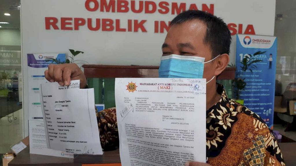 Koordinator Masyarakat Anti Korupsi Indonesia atau MAKI Boyamin Saiman melaporkan kepada Ombudsman terkait adanya surat jalan yang diberikan kepada buronan perkara pengalihan hak tagih utang atau cessie Bank Bali, Joko S Tjandra, Senin (13/7/2020). 