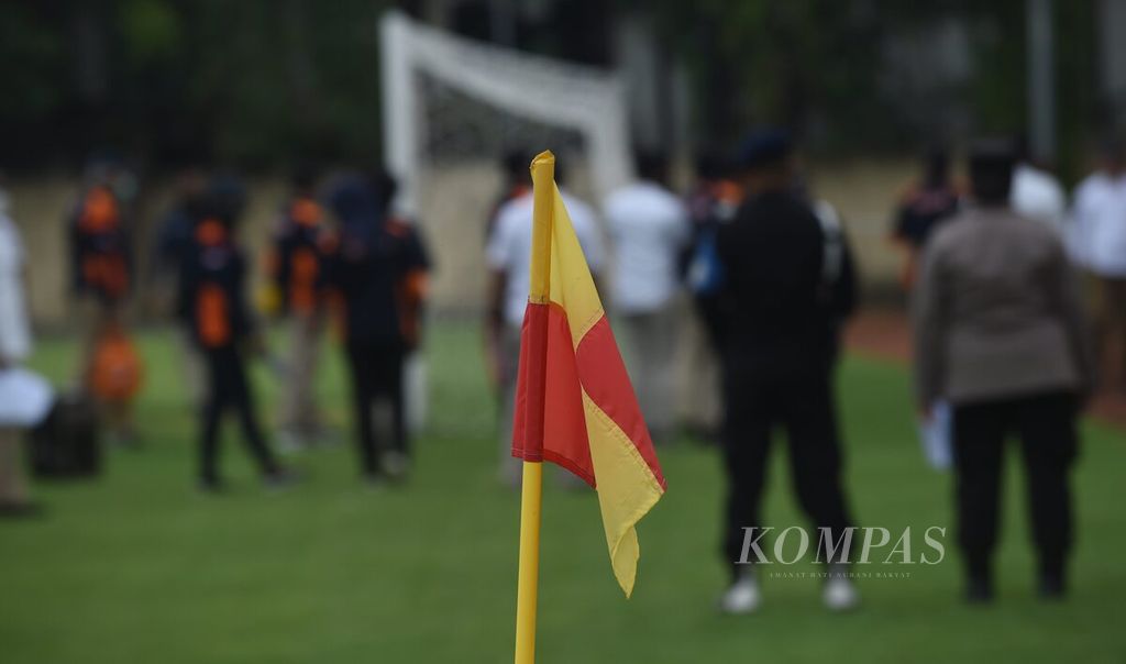 Bendera di sudut lapangan saat tim Bareskrim Mabes Polri dan Polda Jawa Timur merekonstruksi ulang Tragedi Kanjuruhan yang terjadi di Stadion Kanjuruhan, Malang, di lapangan sepak bola Polda Jawa Timur, Surabaya, Jawa Timur, Rabu (19/10/2022). 