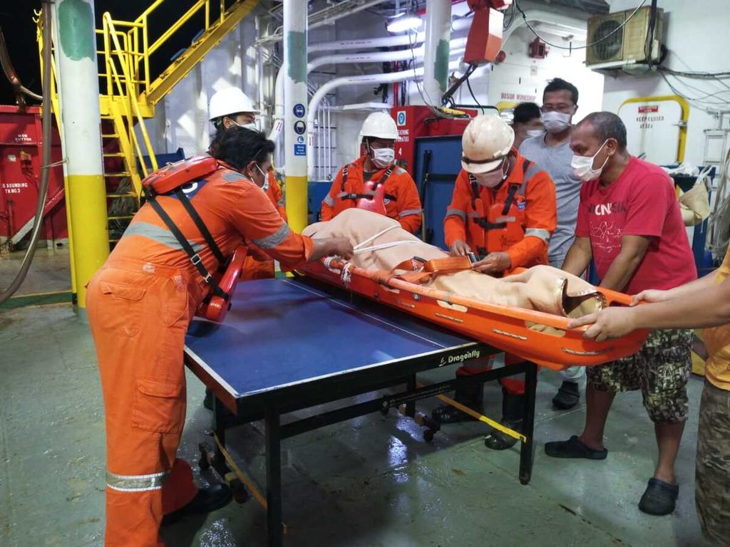 Personel Kantor SAR Mataram mengevakuasi jenazah ABK kapal <i>supply</i> (kapal yang digunakan pada industri minyak dan gas) AHTS Endeavour yang diduga meninggal akibat sesak napas pada Sabtu (12/12/2022).