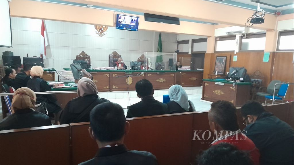 Suasan sidang kasus <i>robot trading</i> dengan terdakwa Wahyu Kenzo dan kawan-kawan di Pengadilan Negeri Malang, Jawa Timur, Rabu (6/9/2023).