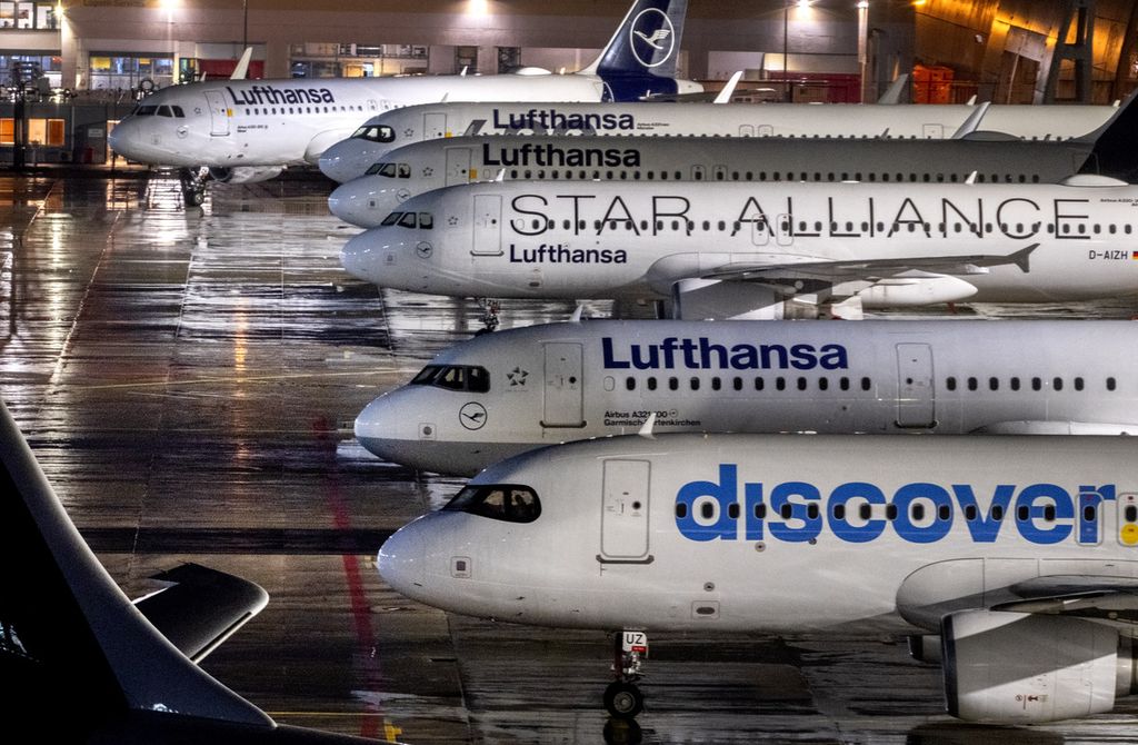 Pesawat-pesawat maskapai Lufthansa diparkir di Bandar Udara Frankfurt, Jerman, 1 Februari 2024. 