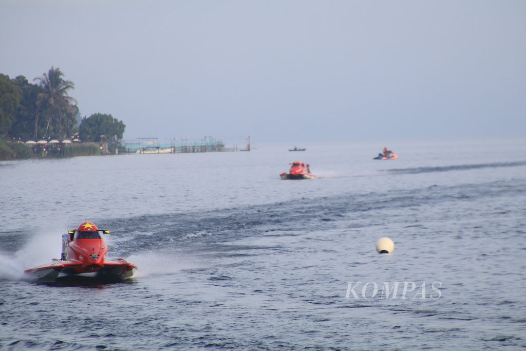 Sejumlah pebalap menjajal eksotisme lintasan di Danau Toba pada Kejuaraan Dunia Perahu Motor Formula 1 (F1H20) di Kabupaten Toba, Sumatera Utara, Jumat (1/3/2024). 