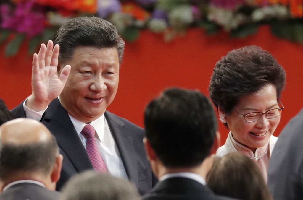 Dalam foto yang diambil pada 1 Juli 2017 di Hong Kong tampak Presiden China Xi Jinping didampingi Pemimpin Eksekutif Hong Kong Carrie Lam hadir dalam sebuah upacara di Hong Kong.