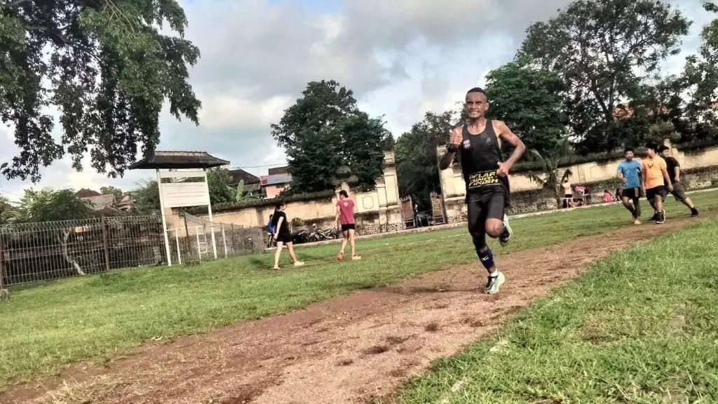 Pelari maraton putra yang membela Provinsi Bali, Amram N Opat, melakukan latihan untuk persiapan menuju Borobudur Marathon 2023, pertengahan Oktober, di Bali. Amram akan berburu tiket menuju PON Aceh-Sumatera Utara 2024 di Borobudur Marathon 2023.