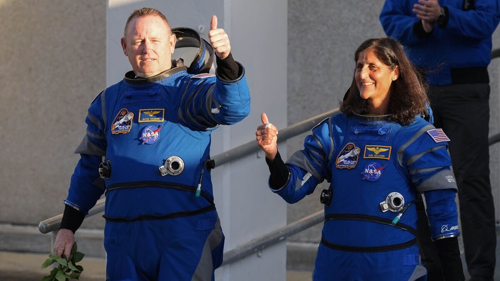 Astronaut NASA Butch Wilmore (kiri) dan Suni Williams meninggalkan gedung operasi dan pemeriksaan sebelum menuju Kompleks Pelunuran Luar Angkasa 41 untuk menaiki kapsul Starliner Boeing di atas roket Atlas V, di Stasiun Angkatan Antariksa Cape Canaveral, Florida, Amerika Serikat, Senin (6/5/2024).