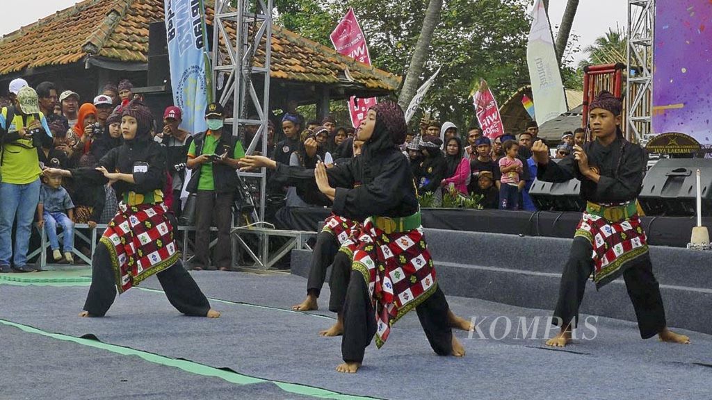 Sejumlah peserta lomba pencak silat memeriahkan Anyer Krakatau Culture Festival 2017 di Kabupaten Serang, Banten, Sabtu (19/8/2017). Acara itu diadakan untuk meningkatkan kunjungan wisatawan ke Kabupaten Serang. 