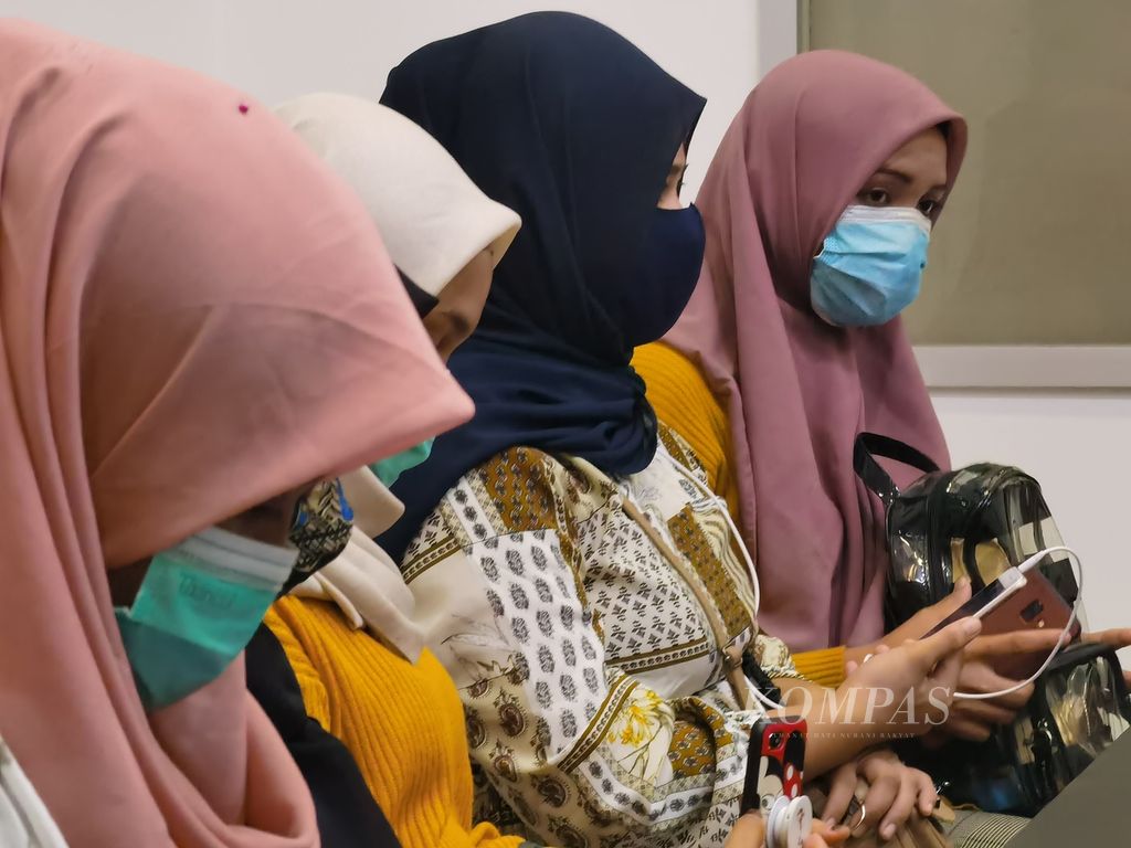 Sembilan perempuan hadir di Kantor Kepolisiaan Daerah Nusa Tenggara Barat, Mataram, NTB, Senin (21/12/2020). Para perempuan yang hendak ditempatkan sebagai pekerja migran Indonesia di Singapura itu dipulangkan ke NTB karena pengiriman mereka tidak sesuai prosedur.