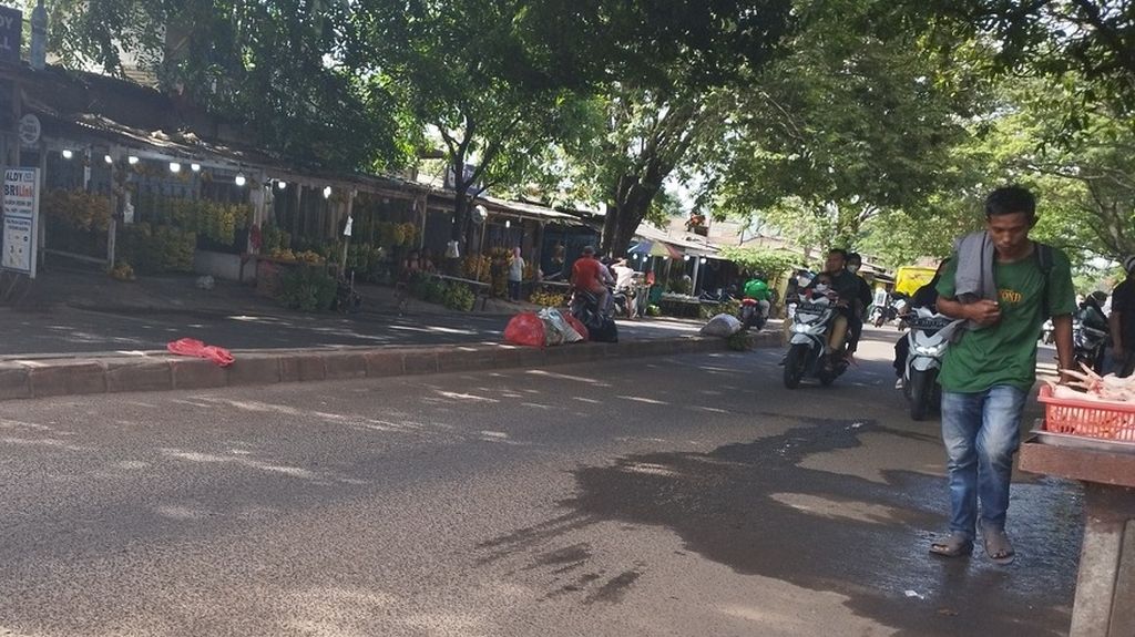 Tumpukan sampah di median Jalan Raden Fatah, Kecamatan Ciledug, Kota Tangerang, Banten, Selasa (10/1/2023), masih tampak di area sekitar Pasar Lembang.