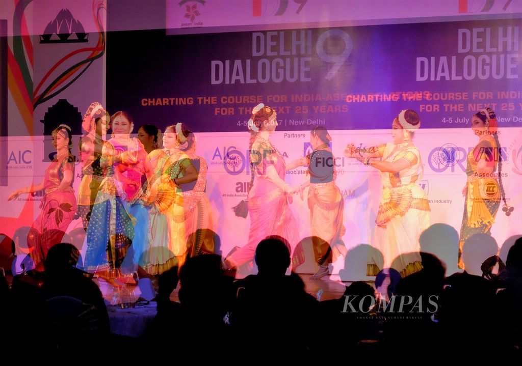 Tarian khas India ditampilkan di sela-sela penyelenggaraan Delhi Dialogue IX di New Delhi, India, 4-5 Juli 2017. India dan ASEAN didorong meningkatkan kerja sama baik secara bilateral maupun multilateral. 
