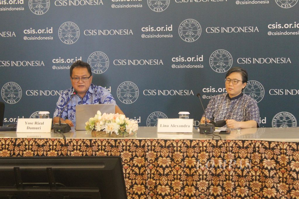 Direktur Eksekutif CSIS Indonesia Yose Damuri (kiri) bersama Ketua Departemen Hubungan Internasional CSIS Lina Alexandra, menyampaikan pandangannya dalam pengarahan media, Kamis (16/6/2022).Menurut mereka PM Australua yang baru Anthony Albanese akan membawa cara baru dan strategi baru dalam hubungan bilateral dengan Indonesia.