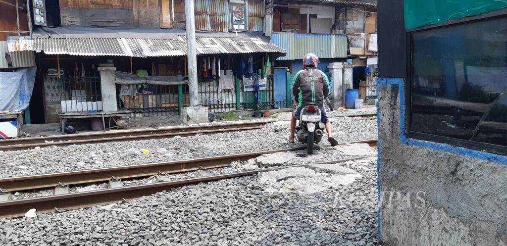 Pelintasan liar di sekitar Stasiun Angke, Tambora, Jakarta Barat, Senin (8/4/2019). Pelintasan ini kerap digunakan warga setiap pagi, baik yang berangkat kerja maupun untuk memotong jalan bagi pengendara ojek daring.