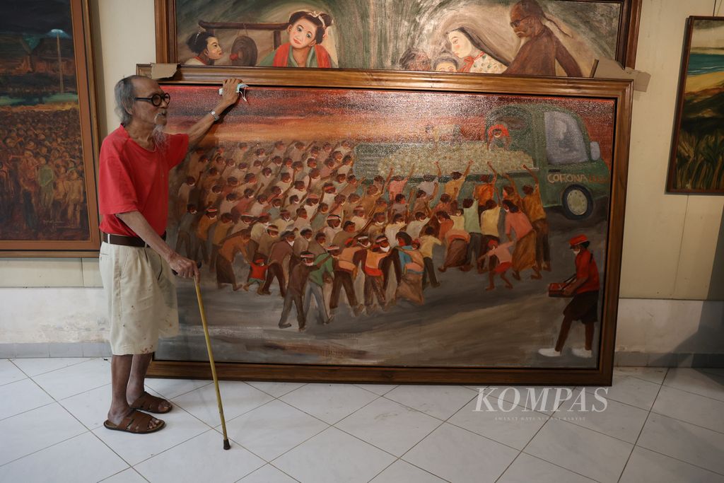 Pelukis Djoko Pekik menunjukkan lukisannya di kediamannya di Kecamatan Kasihan, Kabupaten Bantul, Daerah Istimewa Yogyakarta, Kamis (3/3/2022).