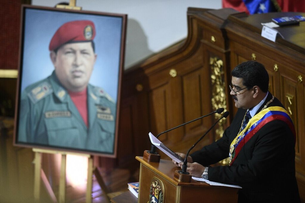 Presiden Venezuela Nicolas Maduro berpidato dalam sidang Majelis Konstituen di dekat foto mendiang Presiden Hugo Chavez di Istana Federal Legislative Palace in Caracas, Venezuela, 14 Januari 2019. 