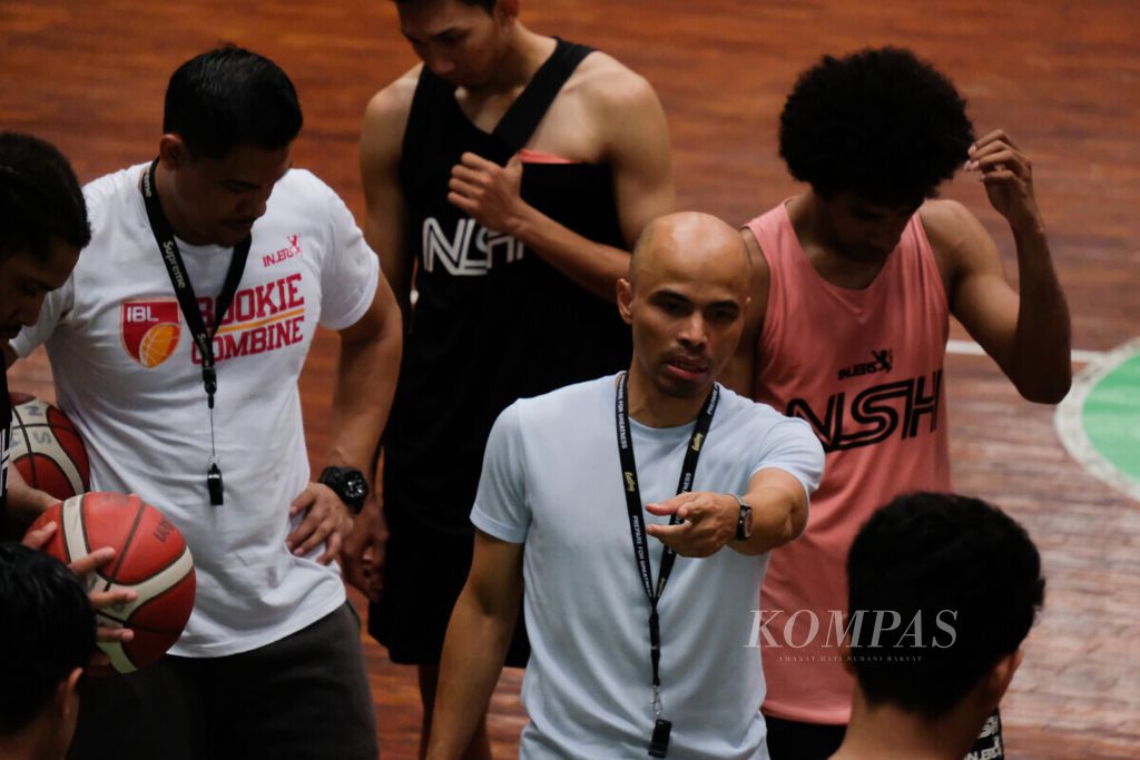 Pelatih NSH Jakarta AF Rinaldo memberikan instruksi kepada asuhnya dalam sesi latihan pada Rabu (26/2/2020), di GOR Lokasari, Jakarta.