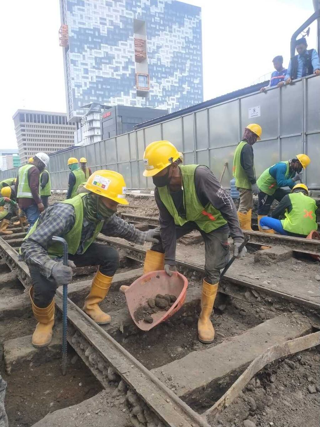 Pekerja proyek sedang mengupas rel trem kuno menggunakan <i>jack hammer</i> dan martil di Jalan Gajah Mada, Jakarta Pusat, Rabu (16/11/2022).