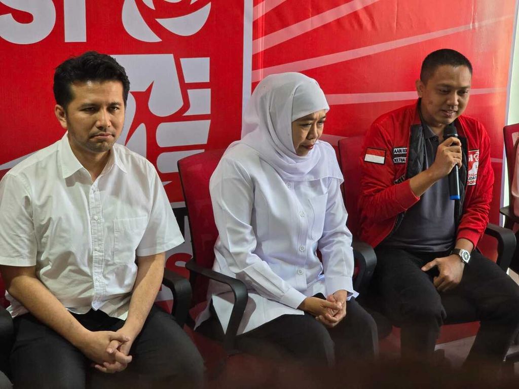 Pasangan petahana Pilgub Jatim, Khofifah Indar Parawansa dan Emil Elestianto, saat menerima formulir model B1 KWK dari Partai Solidaritas Indonesia di Surabaya, Senin (26/8/2024).