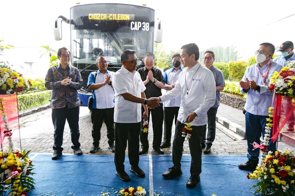Kepala Staf Kepresidenan Moeldoko saat meresmikan peluncuran dua bus listrik sebagai kendaraan operasional antar jemput karyawan PT Chandra Asri Petrochemical di Cilegon, Banten, Selasa (14/2/2023).