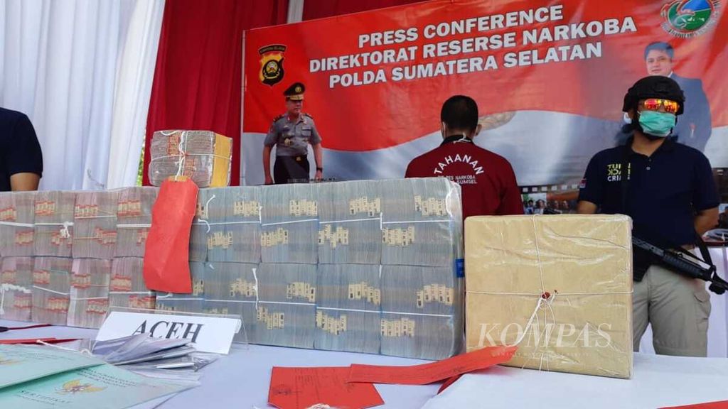 Direktorat Reserse Narkoba Polda Sumsel menyita aset bandar narkoba DS senilai Rp 8,2 miliar. Aset tersebut merupakan hasil penjualan narkoba selama 2 tahun