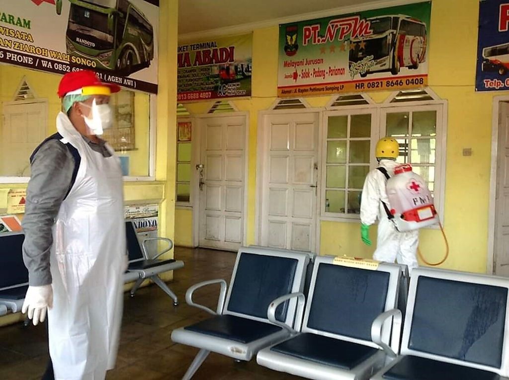 Sukarelawan Palang Merah Indonesia Provinsi Jambi menjelang penyemprotan disinfektan di Terminal Alam Barajo, Jambi, Sabtu (28/3/2020).