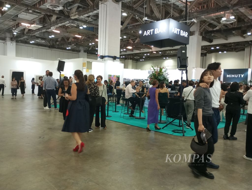 Visitors enjoyed an art exhibition at Art SG 2024, which took place from January 17-21, 2024. The exhibition was held at the Marina Bay Sands Expo & Convention Centre in Singapore.