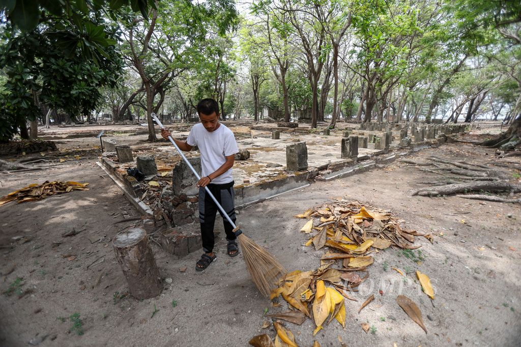 Petugas kebersihan membersihkan dedaunan yang gugur di Pulau Onrust, Kepulauan Seribu, DKI Jakarta, Rabu (15/11/2023). 