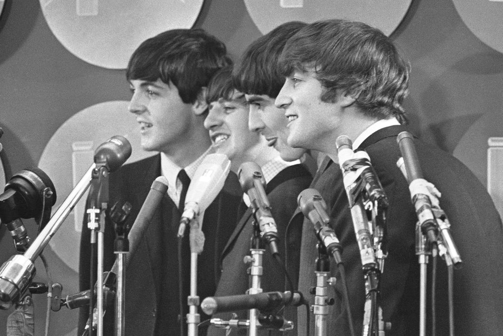 The Beatles berbicara kepada media di ruang pers Bandara Internasional Kennedy setibanya mereka, 7 Februari 1964, di New York, Amerika Serikat.