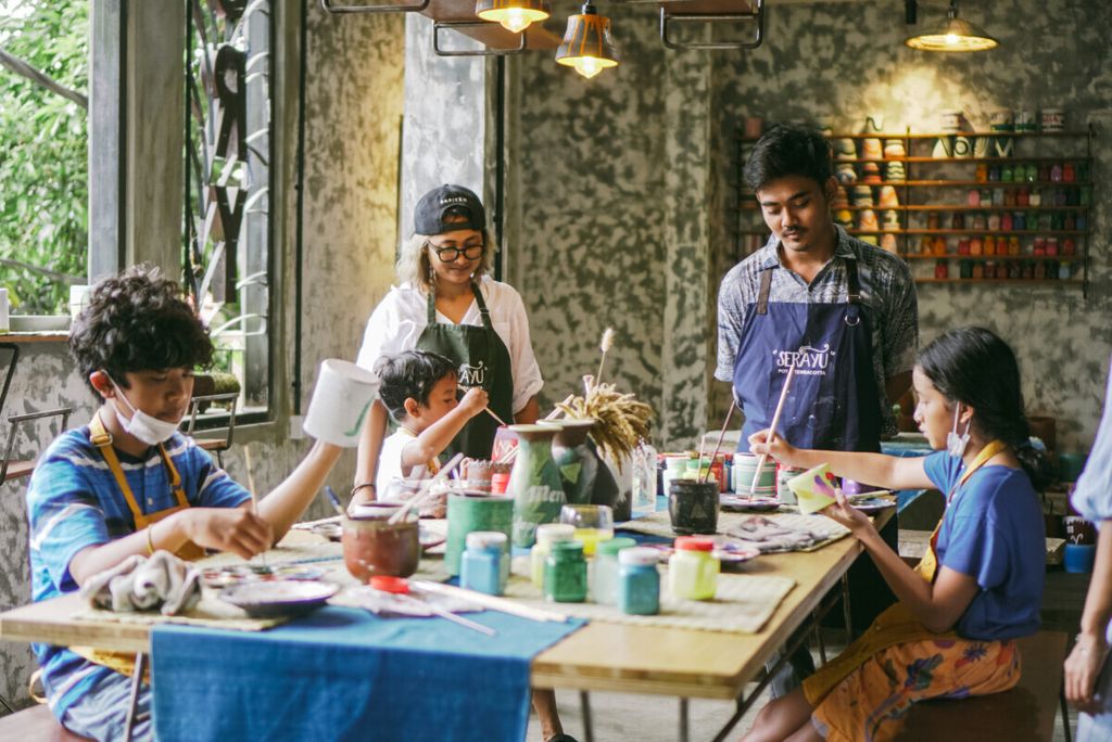 Anak-anak belajar melukis di sela liburan ke Bali.