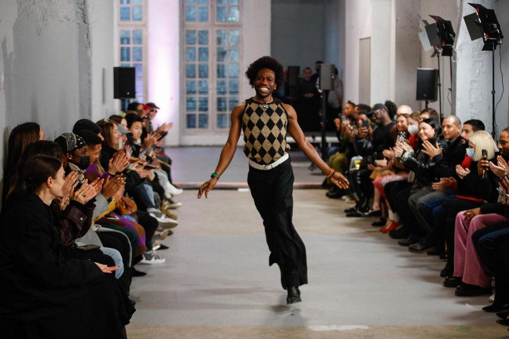 Desainer asal Nigeria, Kenneth Ize, diapresiasi para penonton seusai peragaan busana perempuan karyanya untuk koleksi musim gugur/dingin 2022-2023 selama perhelatan Paris Fashion Show, 6 Maret 2022.