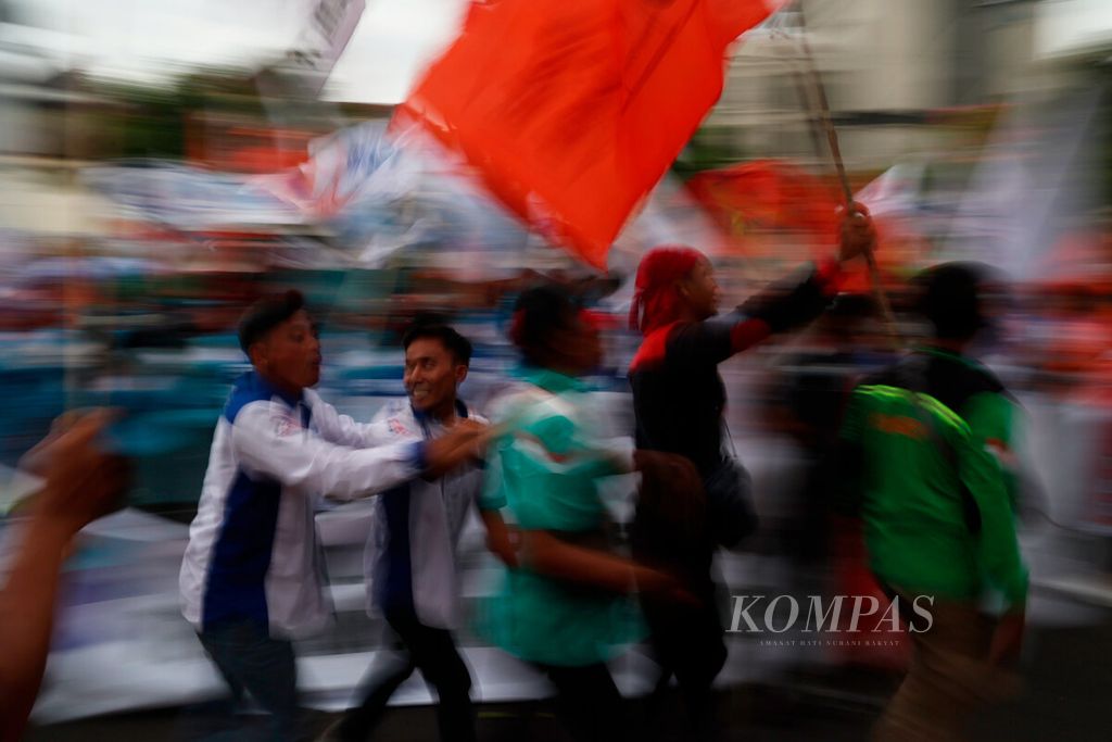 Buruh dari sejumlah kabupaten/kota Jawa Tengah hadir berunjuk rasa meminta kenaikan upah mereka di Jalan Pahlawan, Kota Semarang, jawa Tengah, Kamis (30/11/2023). 
