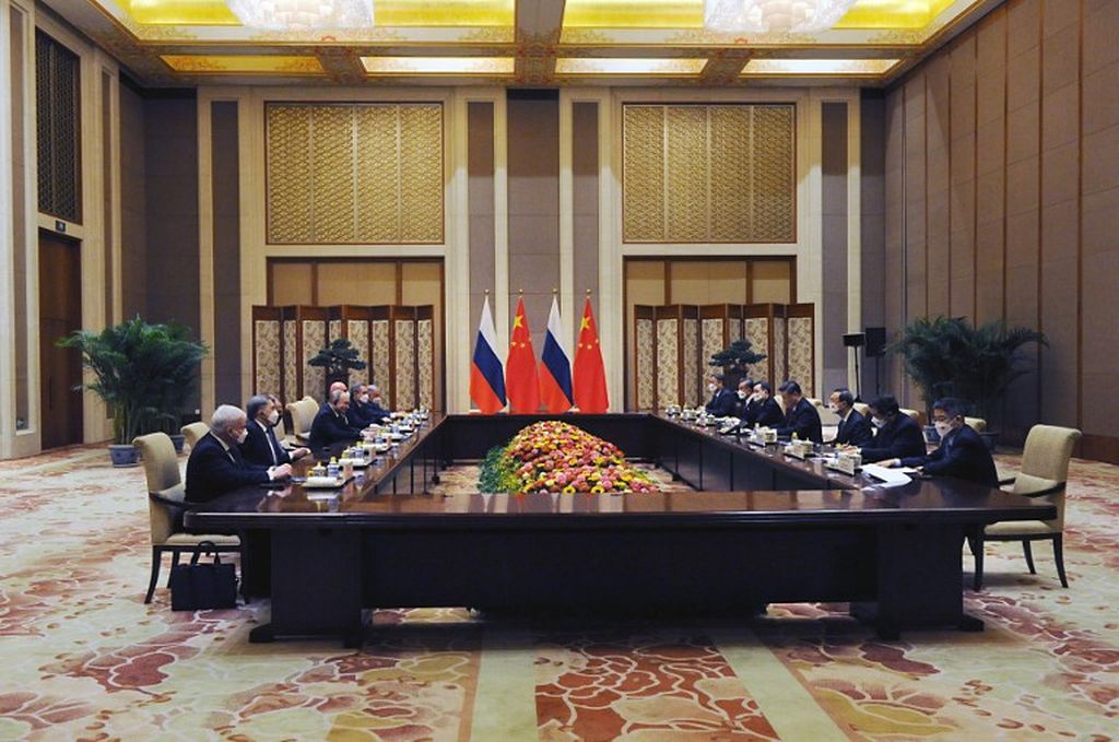 Presiden Rusia Vladimir Putin (barisan kiri, tengah) mengadakan pertemuan dengan Presiden China Xi Jinping (keempat dari kanan) di Beijing, China, 4 Februari 2022. 